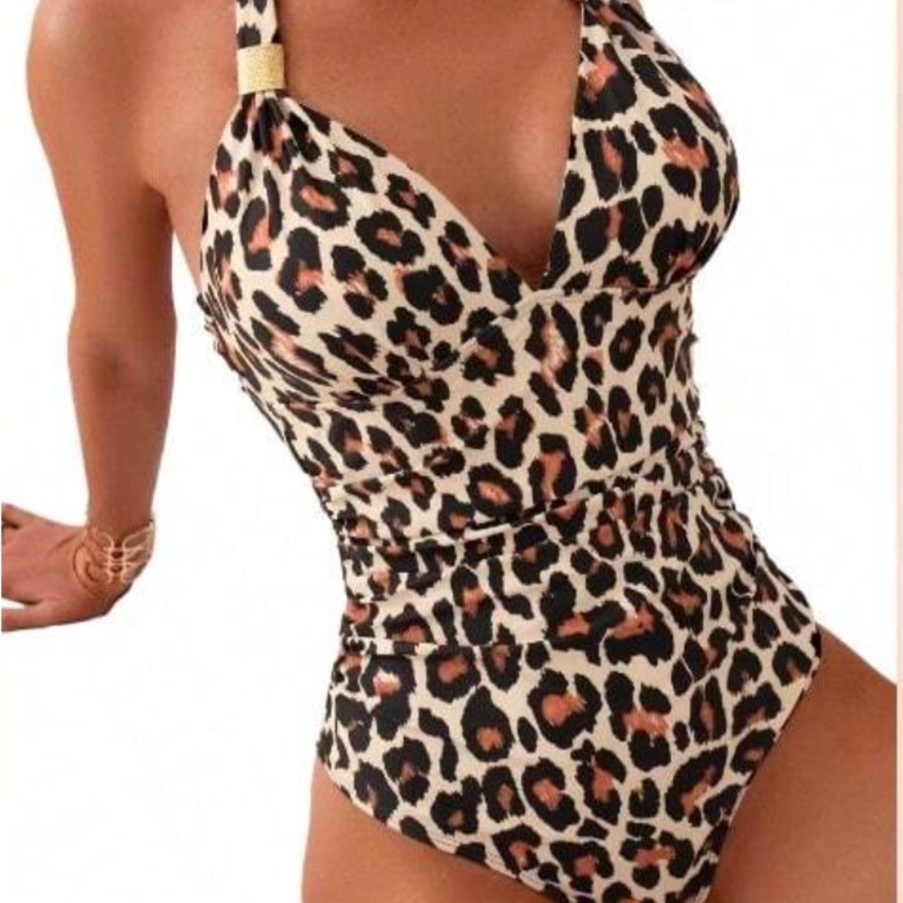 Cheetah print bathing suit with gold accents by halter very nice! Covers tummy